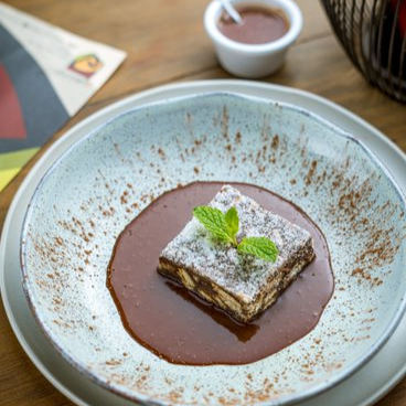 Paglia Italiana com calda de chocolate.