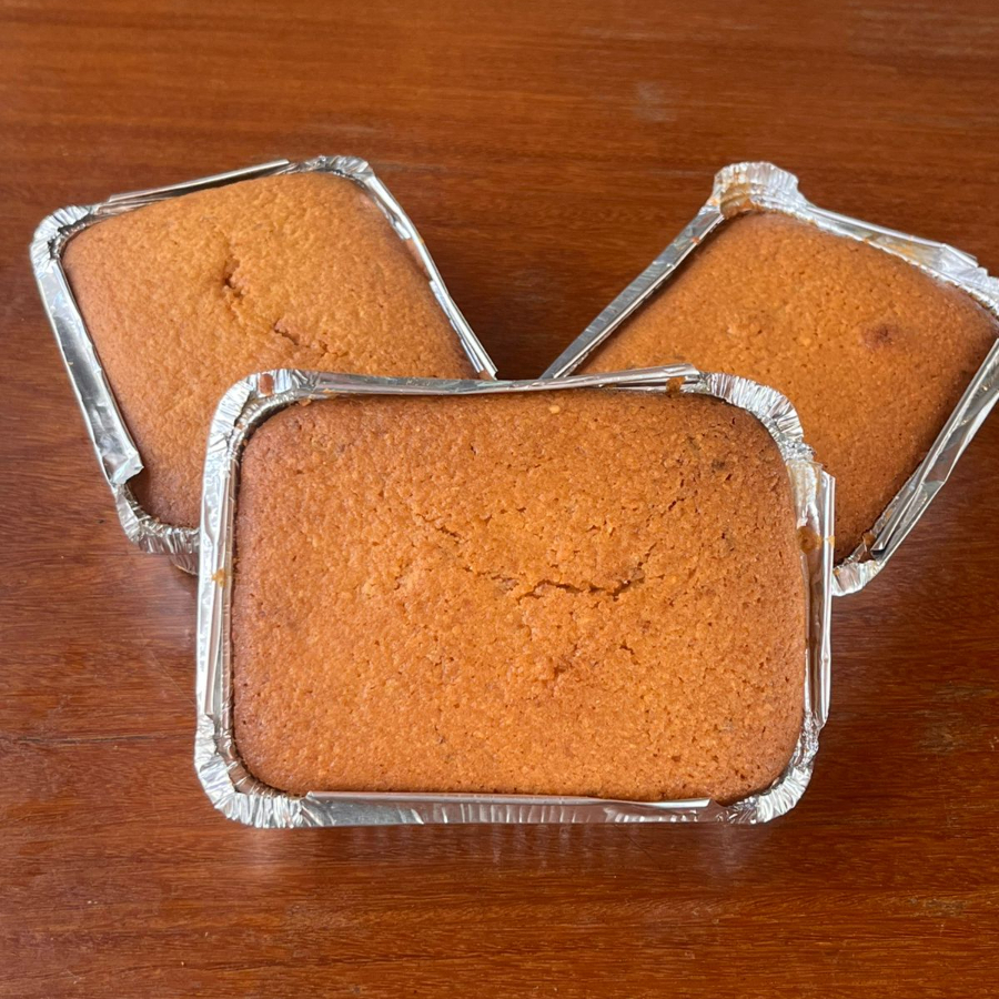 Casquinha levemente crocante, interior macio e sabor de fubá que lembra Minas.