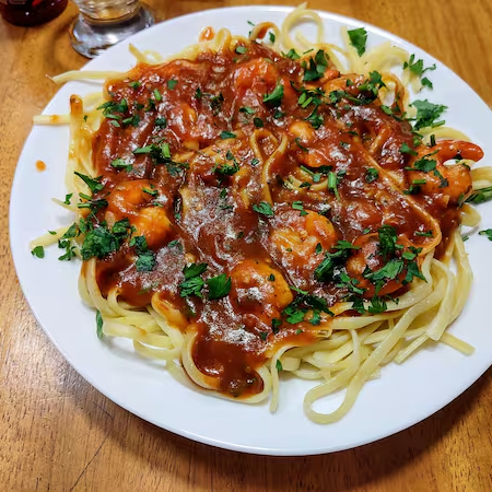 Delicioso espaguete feito no alho e óleo coberto com um molho de camarao delicioso com 10 camarões. Uma delicia!!!