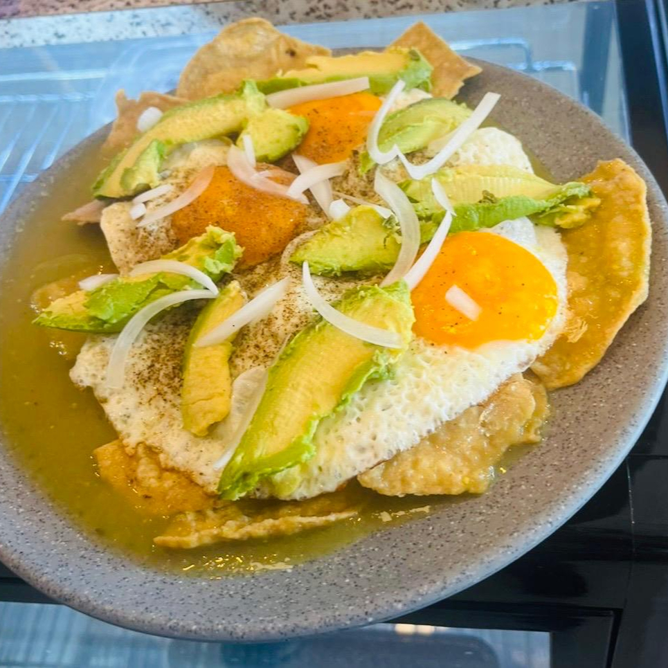 Chilaquiles con huevo (estrellado o revuelto)