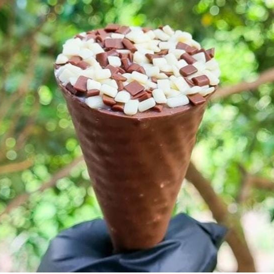 casquinha banhada no chocolate blend, recheado de brigadeiro de chocolate e brigadeiro de ninho