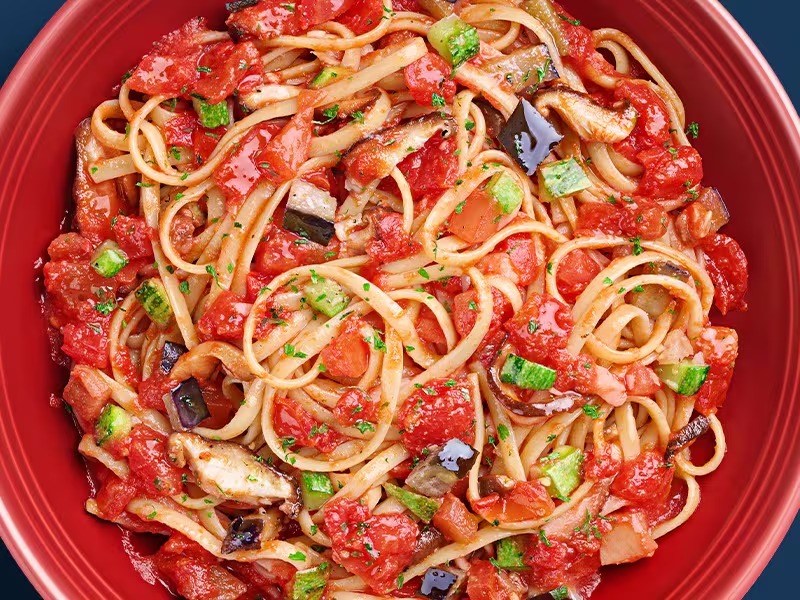 Massa linguine preparada ao molho de tomate cubetti. Servida com shitake, abobrinha e berinjela.