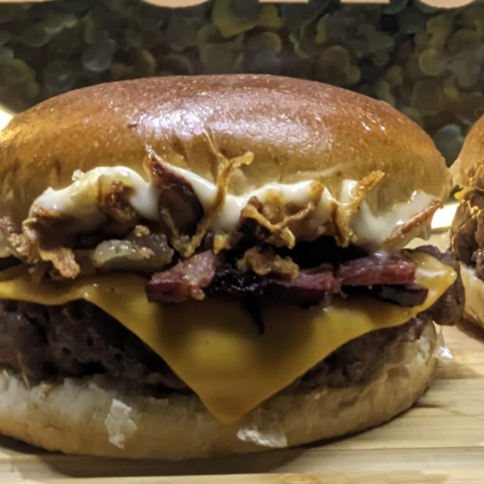 Hamburguer Artesanal de Blend Bovino Bacon Cebola e molho especial