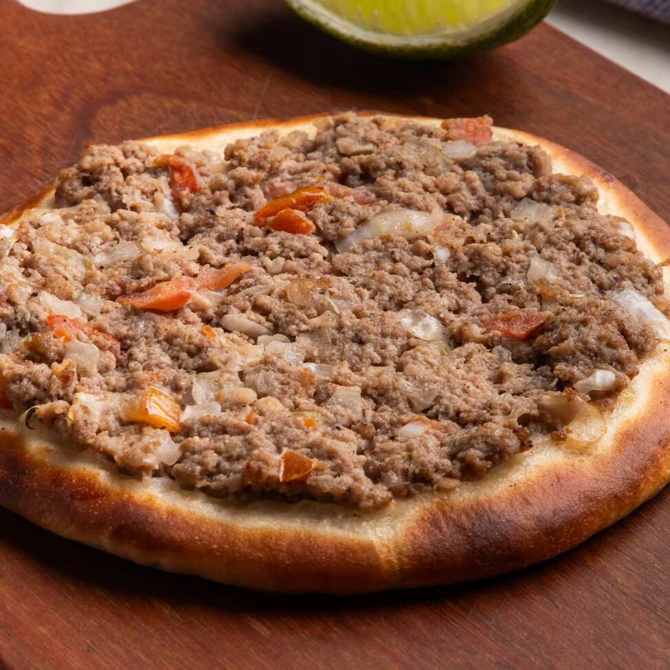Massa macia e levemente dourada, generosamente recheada com carne temperada à moda árabe. Suculenta, saborosa e perfeita para quem busca uma esfiha clássica libanesa.