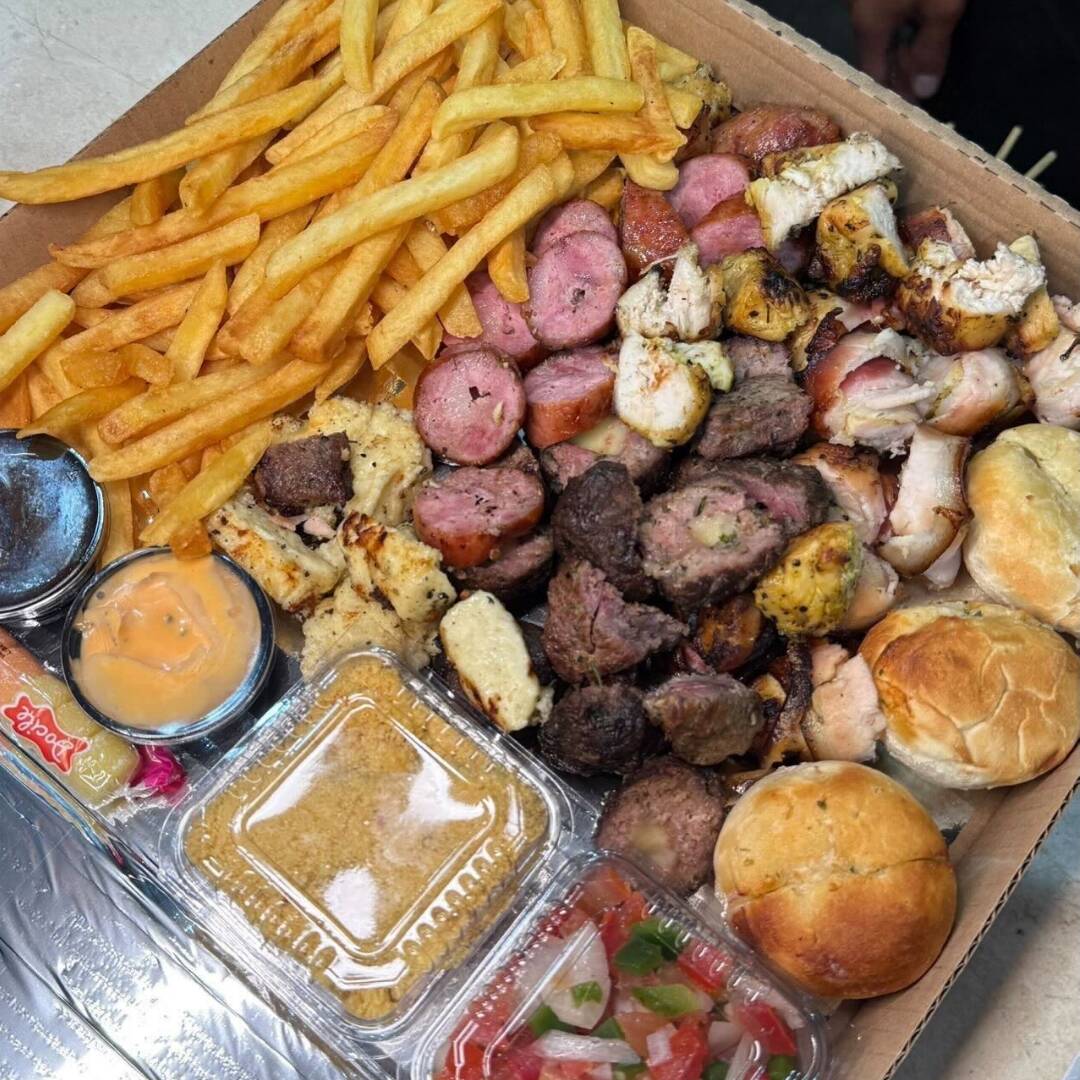 Combo Top 5 – R$89,99 O favorito da galera! Perfeito pra matar a fome com muito sabor: 5 espetos da sua preferência 400g de batata frita crocante 150g de vinagrete fresquinho 150g de farofa temperada 1 refrigerante 1,5l Grátis Tudo isso por apenas R$89,99 Ideal para compartilhar ou se deliciar sozinho! Peça agora e aproveite essa explosão de sabor do Espetinho do Filé