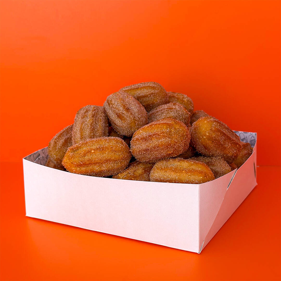 Contém 25 Mini Churros Crocantes de Doce de Leite Premium, fritos na hora em óleo de algodão e entregues quentinhos, com o padrão de qualidade Coxinautas & ingredientes selecionados. Perfeitos para matar sua fome! :)
Peso Individual: 20g (Tamanho Tipo Festa)
Peso Total Aproximado: 500g de Mini Churros.