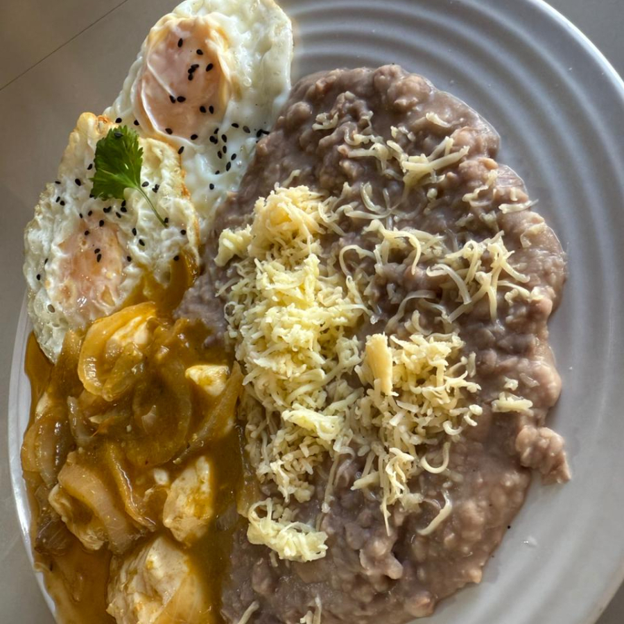 Huevos al gusto con un guisado