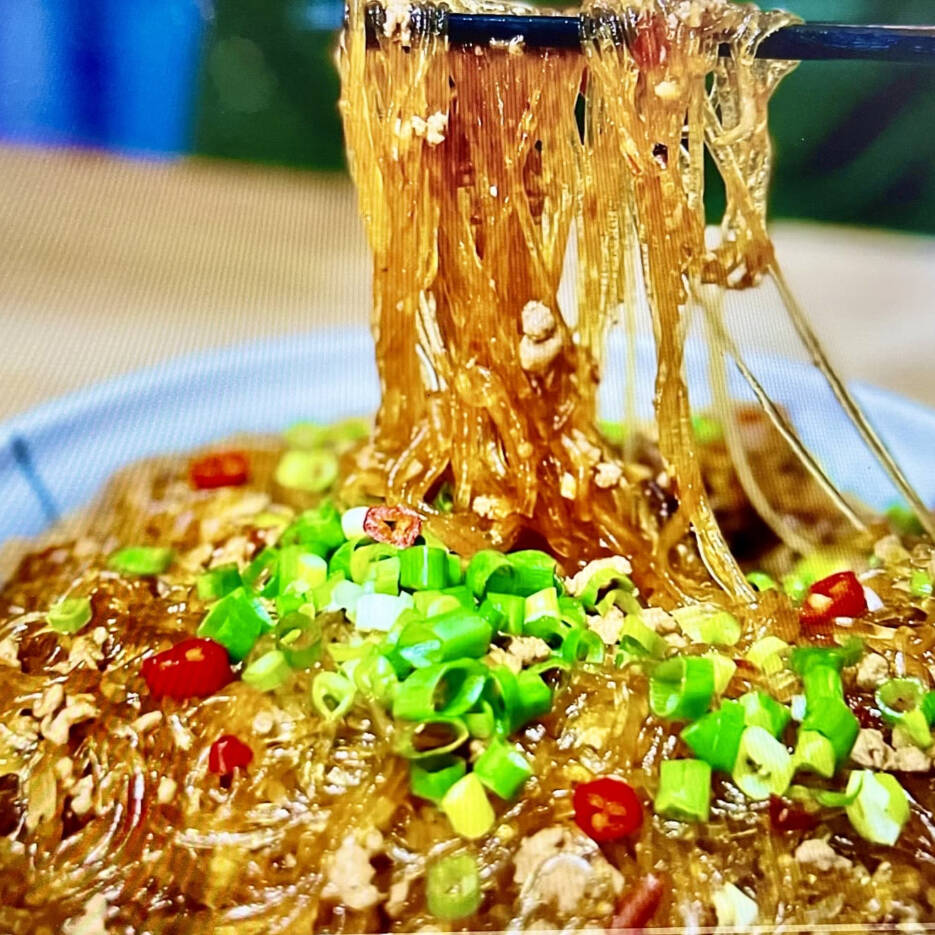 D32-Macarrão de Transparente com Carne Suína Moída e Molho Apimentado,(imagem meramente ilustrativa)