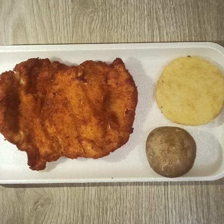 Filete de Pechuga, Arepa y Papa Cocida