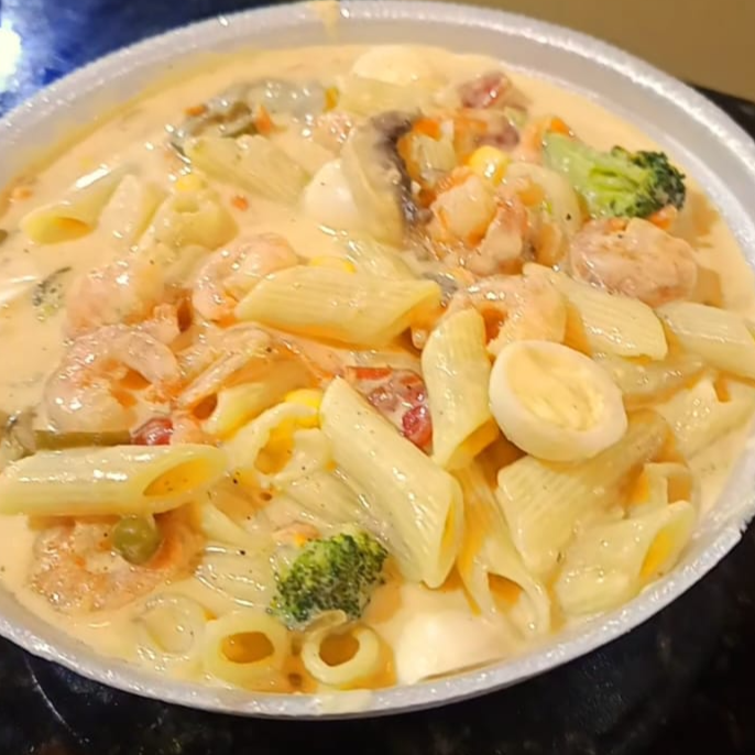 Massa de Camarão ao Molho Branco
Massa da sua escolha com camarões envolvidos em um cremoso molho branco, preparado para realçar todo o sabor do camarão. Escolha o tamanho da porção e adicione seus complementos favoritos para deixar sua refeição ainda mais completa.
