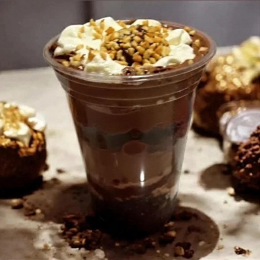 Delicioso copo da Felicidade , vem com camadas de creme de chocolate, Brownie, amendoim, Nutella pura com a nossa Deliciosa Mousse de Chocolate. Decorado com chantilly , Brigadeiro de Ferrero Rocher. Copo de 400ml Serve 1 Pessoa