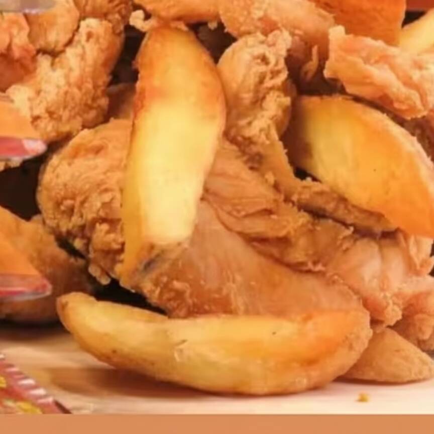 "1,250kg de frango sortido (peito, coxa, sobrecoxa, asinha e coxinha) + 800g* batatas rústicas + 4 molhos à sua escolha.(""In Natura"", pesagem antes da fritura). Serve de 3 a 4 pessoas."