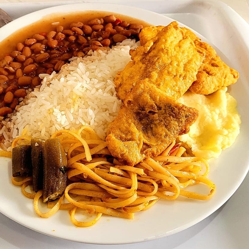 Acompanha : Arroz Branco, Feijõ carioca, Macarrão ou legumes do dia e salada!