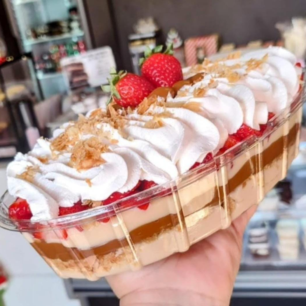 Massa folhada, creme 3 leites, doce de leite, morangos e chantilly