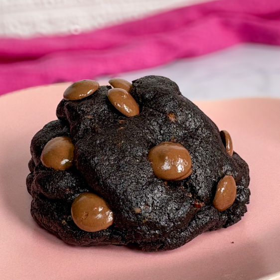 Assado na hora, com cerca de 120g. Massa de chocolate black com gotas de chocolate e recheado com Nutella.