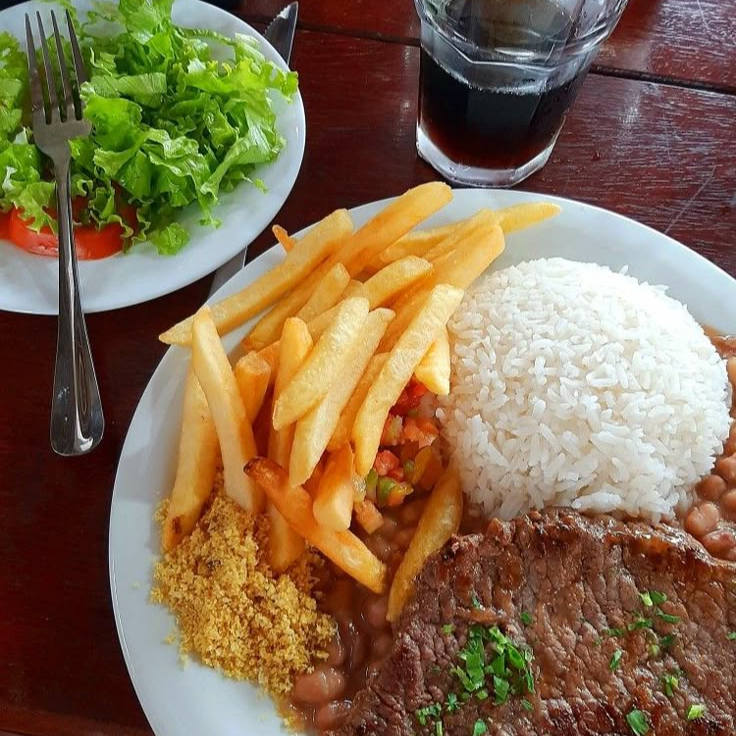 Acompanha: arroz,feijão,farofa e fritas
