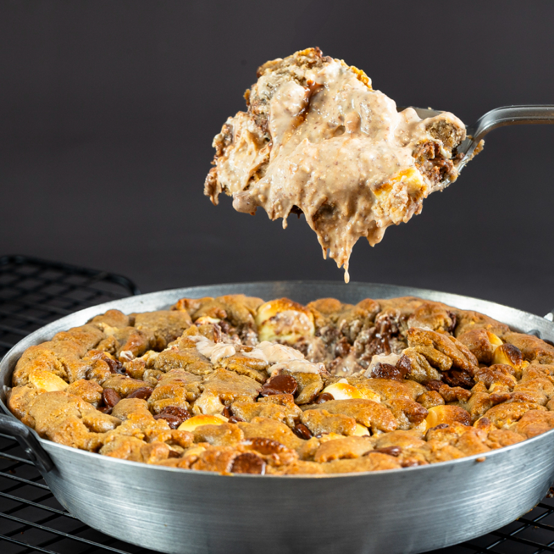 Quase 1kg de cookie mega recheado. Feito para aquecer em casa, de preferência no forno!