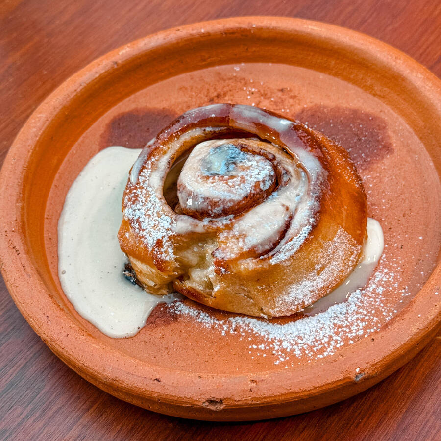 Pãozinho semifolhado, de longa fermentação, recheado com creme de canela e cacau. Coberto com um delicioso creme de baunilha.