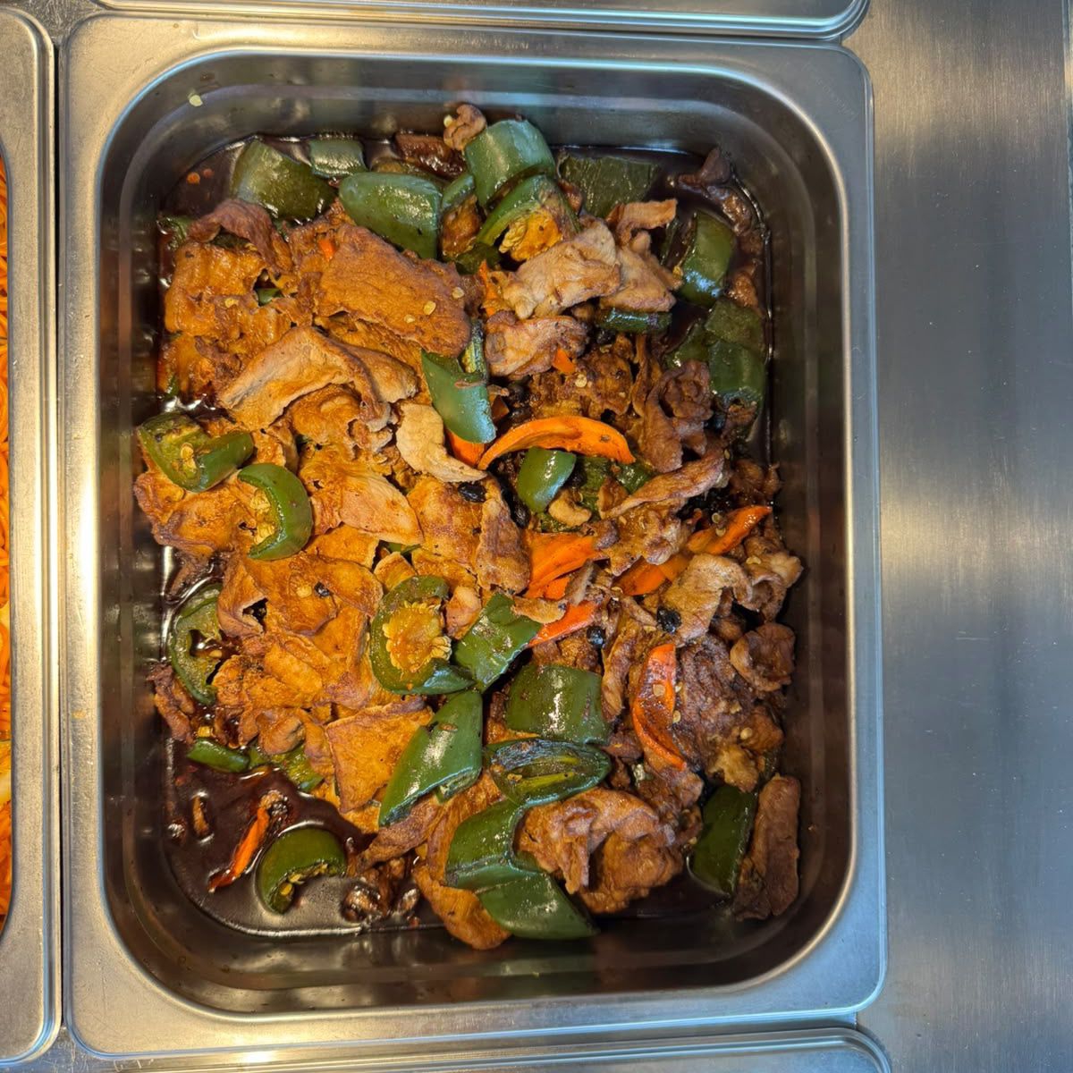 Rebanadas de carne salteadas con pimiento verde