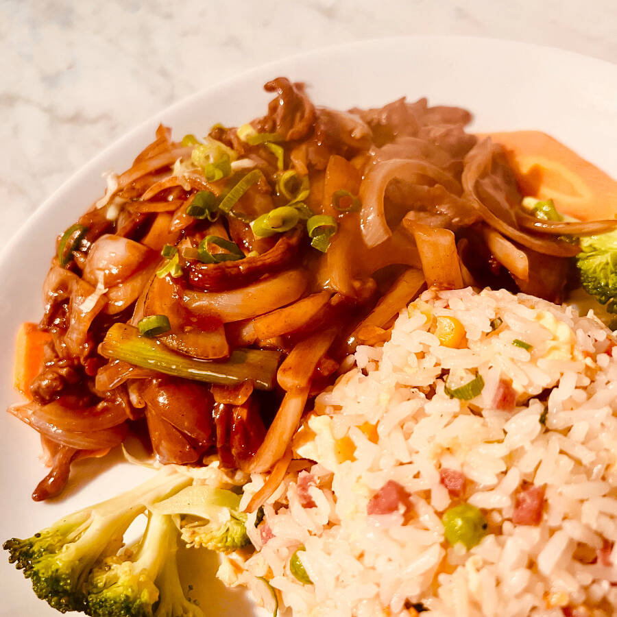 D6002 - Carne Bovina com Cebola, Arroz Chop-suey Misto Ovos,1 Rolinho Primavera, (imagem meramente ilustrativa)