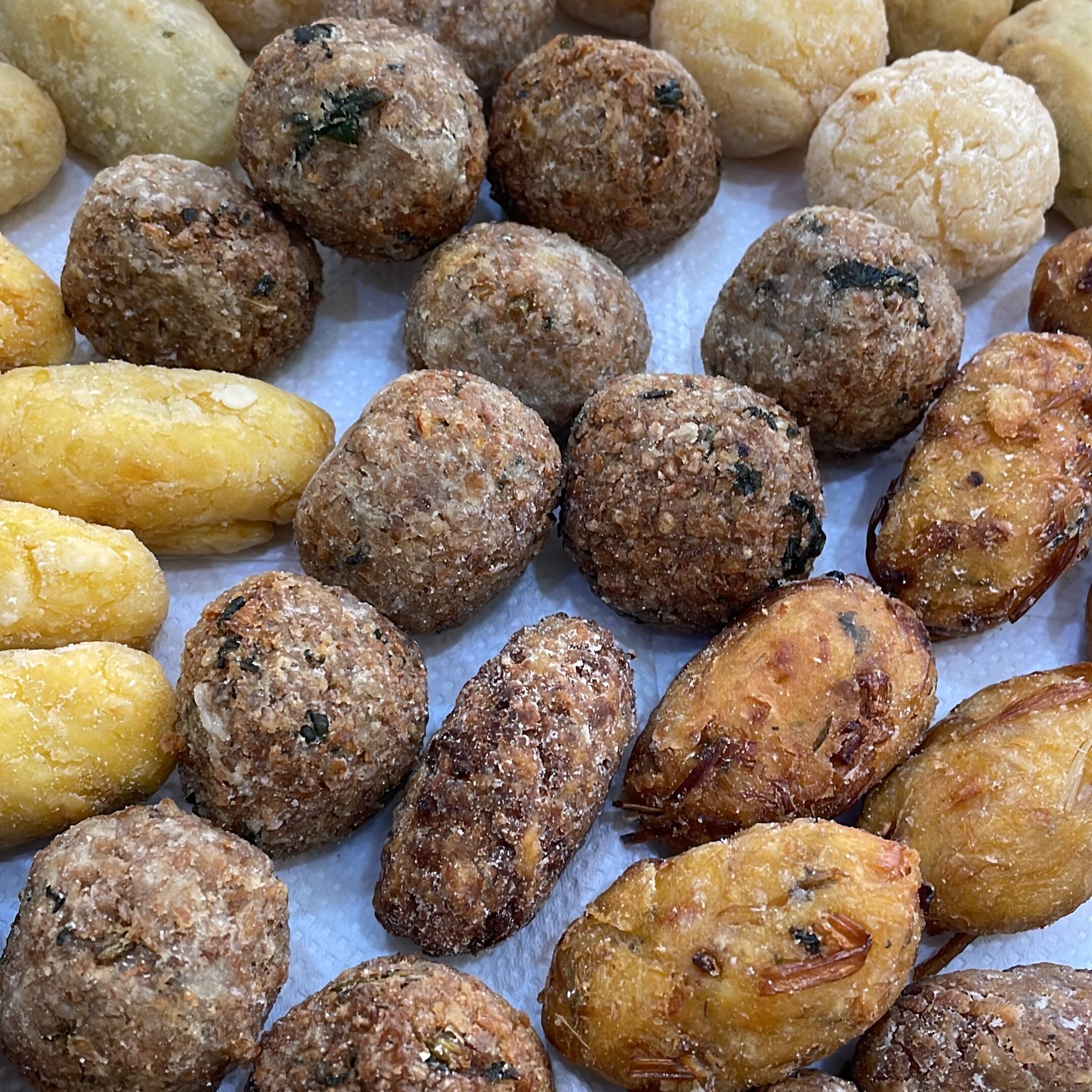 25 salgados sortidos ,Coxinha de palmito, risole de palmito, bolinha de queijo vegetal, croquete de berinjela defumada, croquete de milho e azeitona., conforme composição do estoque , alguns salgados poderão ser substituidos