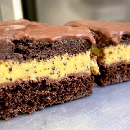 2 pedaços do nosso bolo gelado de maracujá trufado com ganache de chocolate blend,massa cacau black super saboroso e molhadinho! Aprox: 375g #bologelado bolo #combo #bolotrufado
