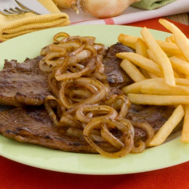 Arroz, feijão , farofa e salada.