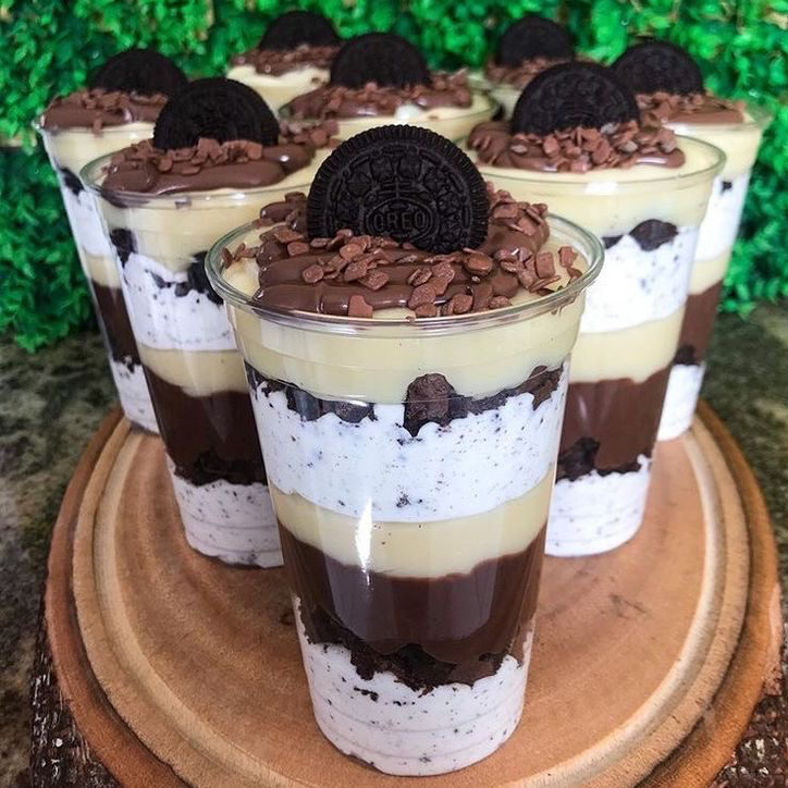 Dois da Felicidade – Oreo 🍫🍪 Uma explosão de sabor em dose dupla! São 2 copos montados em camadas irresistíveis de chantilly batido com pedaços de Oreo, creme de Ninho bem cremoso e chocolate intenso, finalizados com Oreo para deixar tudo ainda mais especial. Perfeito para dividir… ou não 😋✨