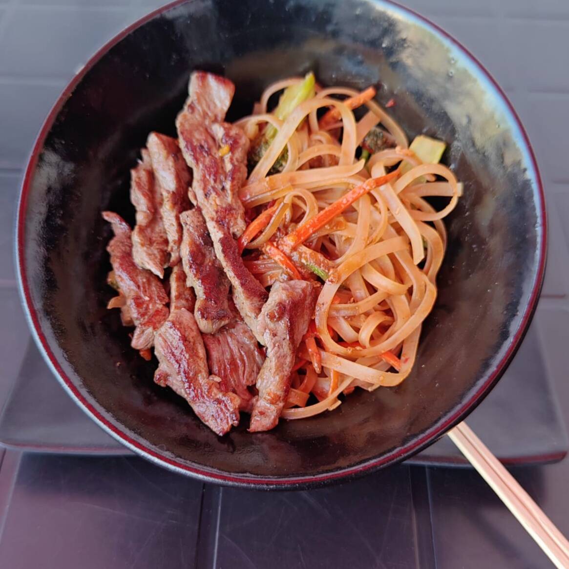 Pad thai de arrachera.