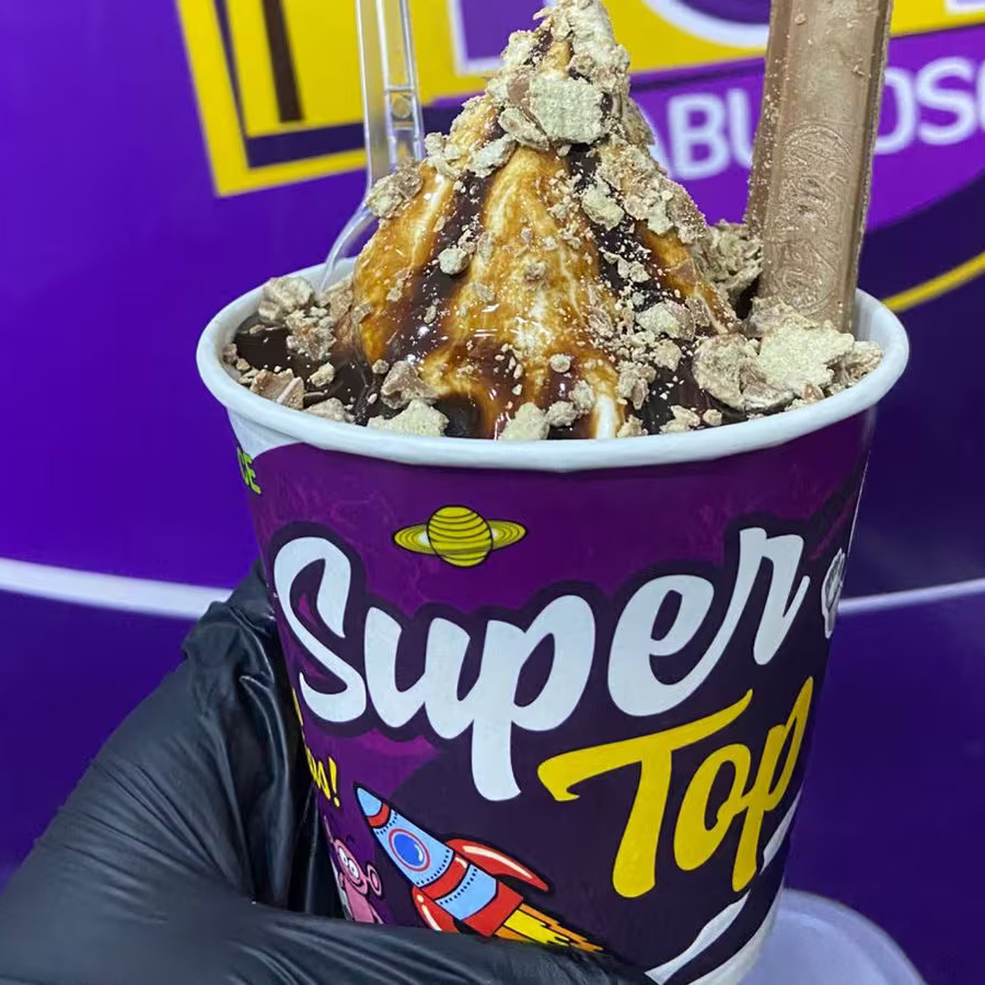 Baunilha, calda da sua preferência e Kit Kat. Copo de 300ml