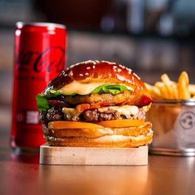 Sabia que Deus abençoa quem come esse burguer? Preparado com um pão brioche tostado e carne 150g grelhada com queijo derretido, bacon sequinho e crocante, alface picadinha, tomate em rodelas, picles, cebola roxa e a nossa maravilhosa maionese caseira, acompanha batata fritinha e bebida à escolha.