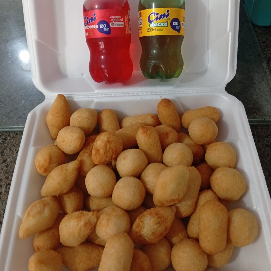 Kit Casal Salgadinhos de aproximadamente 25 Gramas, na compra do kit ganhe mais 2 refri sabores 200ml. Ideal Para Até 3 Pessoas (foto ilustrativa). Escolha até dois sabores (25 de cada)