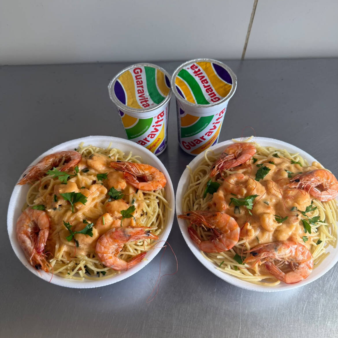2 espaguetes com camarão no capricho + 2 guaravitas
