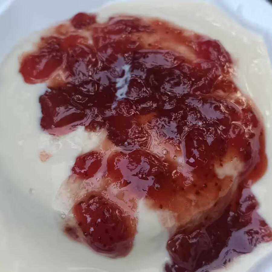 Massa branca com cobertura de brigadeiro de Ninho e geleia de morango caseira.