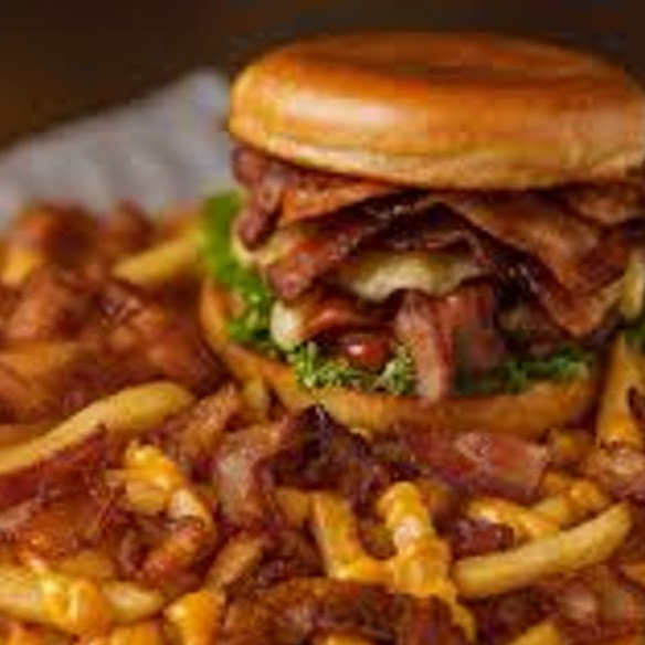 Filé de Frango, bacon, ovo, presunto, mussarela, alface, milho, ketchup, maionese, Catupiry ou cheddar. 1 batata com bacon e cheddar 350g