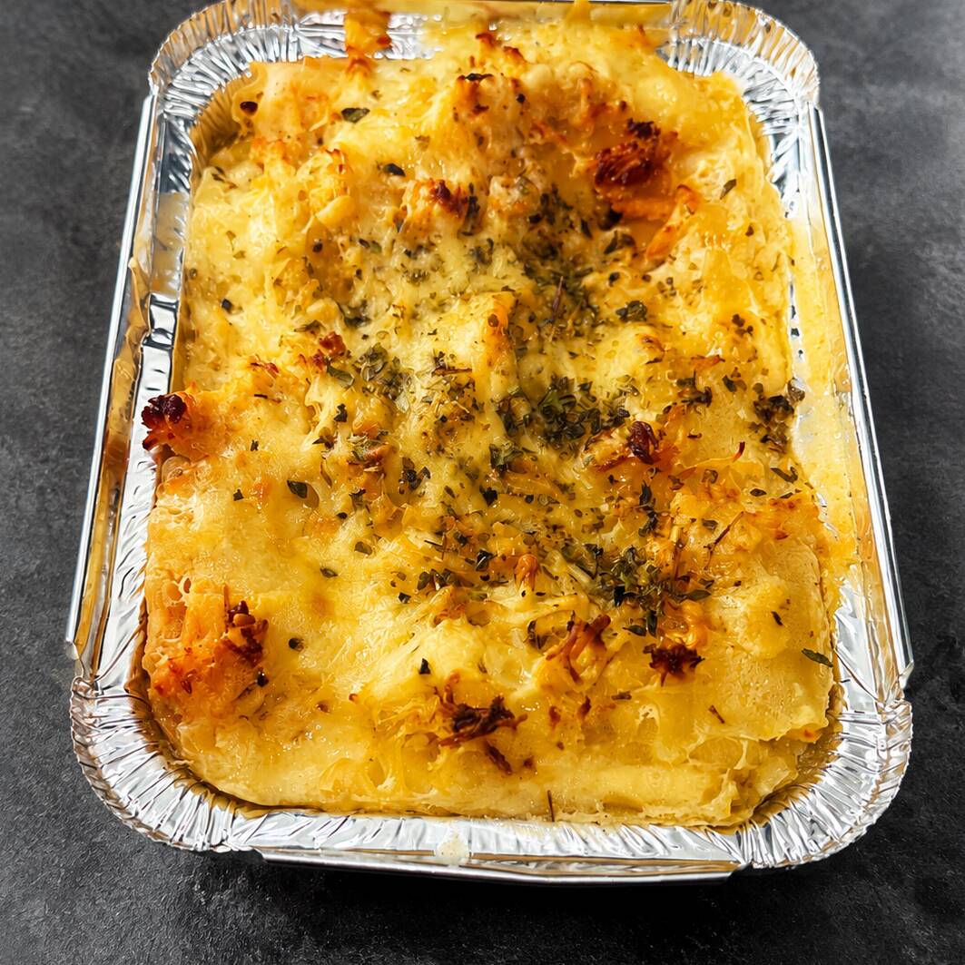 Lasanha de Frango 🍗🧀
Deliciosas camadas de massa recheadas com frango desfiado temperado, envolvidas em um molho branco artesanal super cremoso, cobertas com muito queijo e finalizadas com um gratinado dourado e irresistível. Uma receita preparada com ingredientes selecionados e o verdadeiro sabor da comida caseira.
Cremosa, saborosa e feita com carinho para deixar sua refeição ainda mais especial. Peça já a sua!