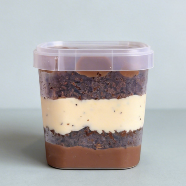 Massa de chocolate com recheio e cobertura de brigadeiro cremoso com mousse de maracujá.
Serve 1 pessoa.