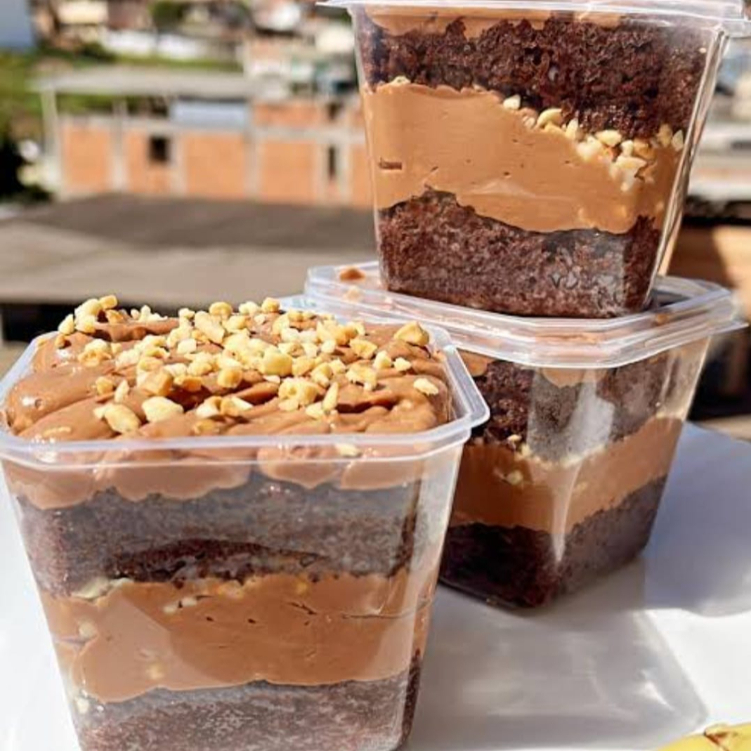 Massa de chocolate, brigadeiro meio amargo com Ferrero e ganache.