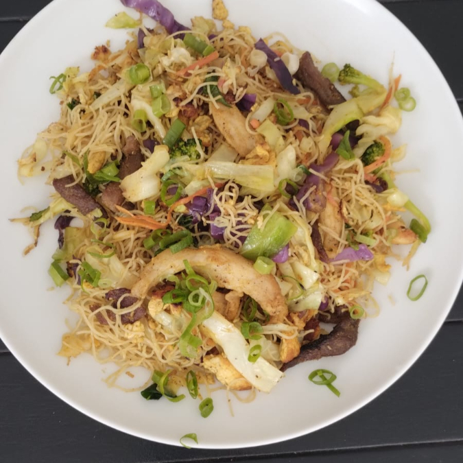 Macarrão de arroz, camarão e mix de legumes (prato levemente apimentado)