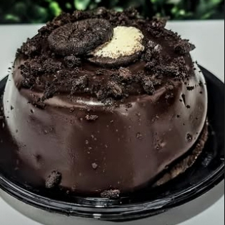 10cm de bolo mini vulcão de Oreo cremoso. TAMANHO DE REFERÊNCIA: PALMA DA MÃO/ 10CM. massa mini vulcão de chocolate com recheio explosivo de oreo com creme de chocolate.
