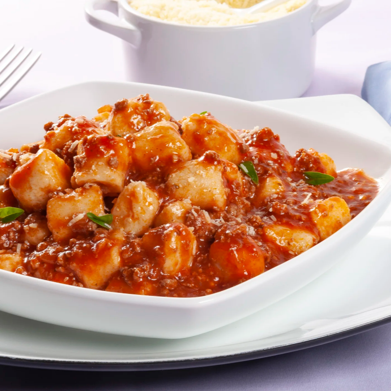 Massa de nhoque, mussarela, molho à bolonhesa ou peito de frango.