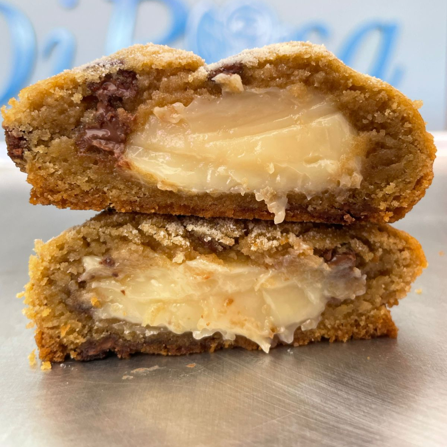 Massa amanteigada com toque de leite em pó e recheio cremoso sabor Ninho.