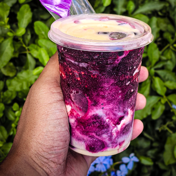 O copo acompanha. Leite em po , granola, amendoim,paçoca, banana, uva, leite condensado e morango