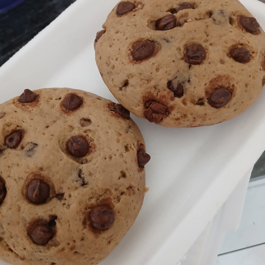 Sobremesa Especial, um  Cookie recheado com Nutella! Fica incrível. O cookie fica na medida certa, em um ponto macio e levemente Crocante, o recheio de Nutella fala por si só: cremoso e delicioso. Sugestão de consumo esquentar antes de comer.