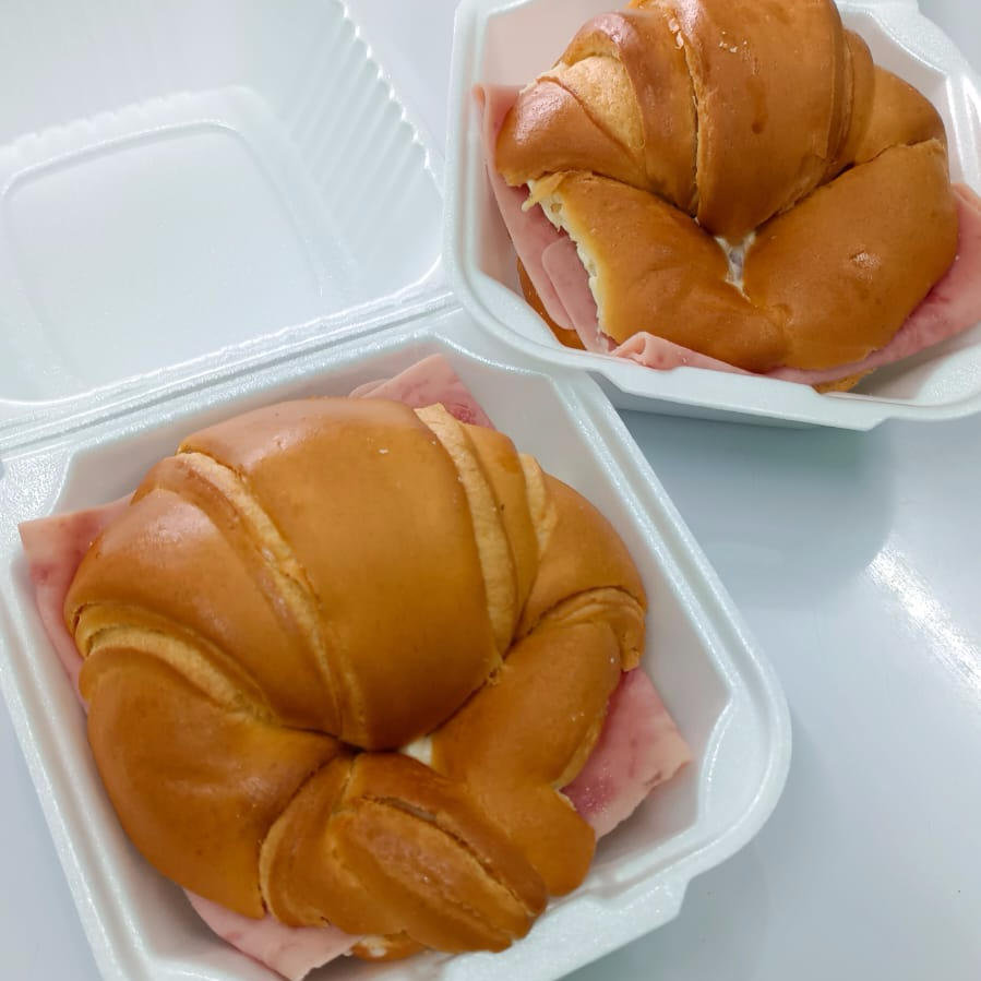 COMBO HAMBRE (Cuernito, Fresas y Licuado)