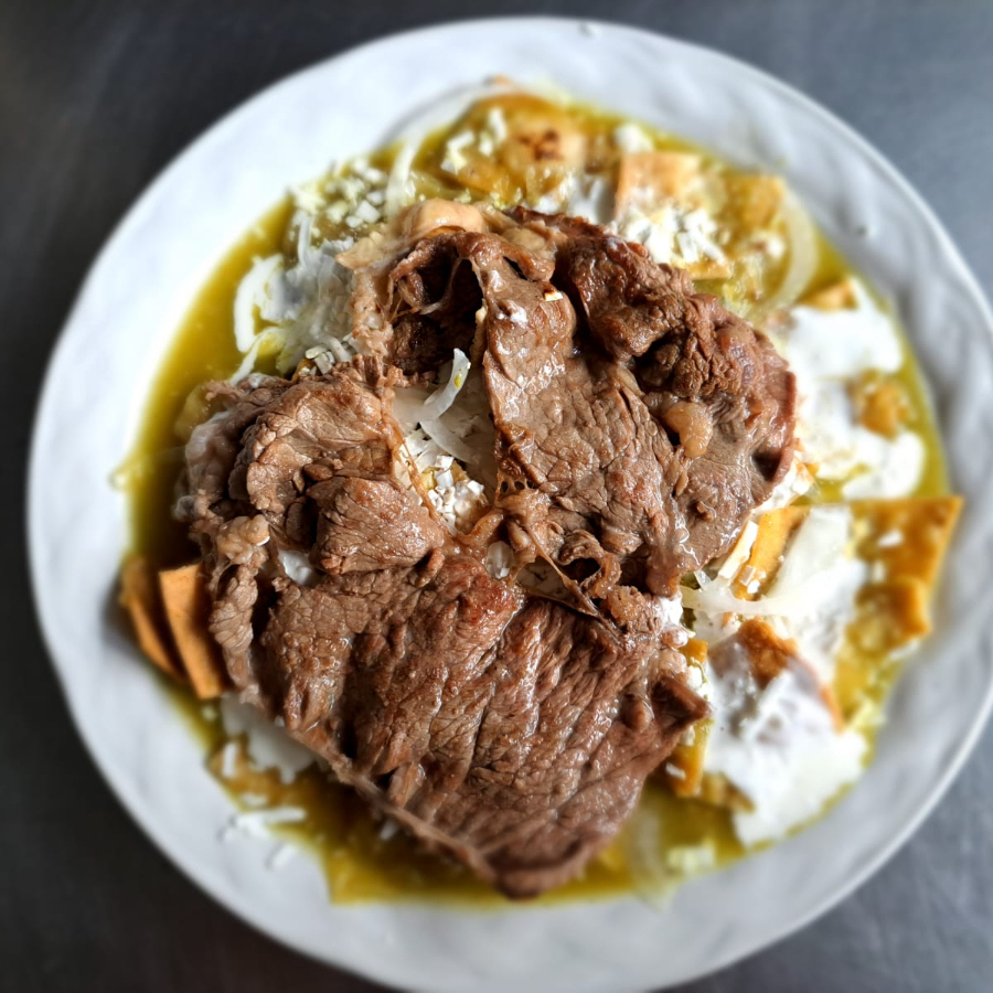 Chilaquiles Verdes con Bisteck