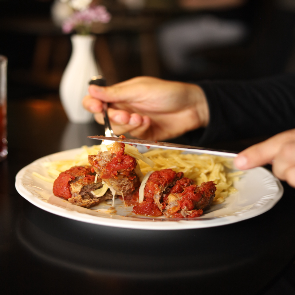 Polpetone acompanhado de massa fresca salteado na manteiga