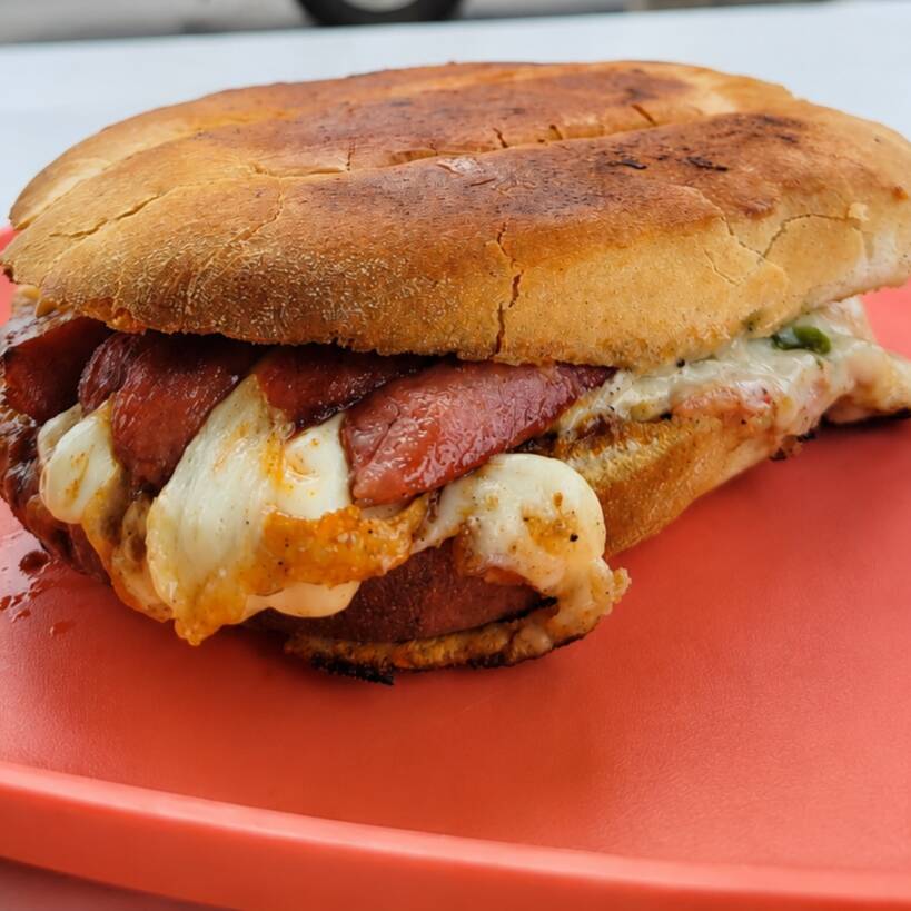 Salchicha con queso Oaxaca