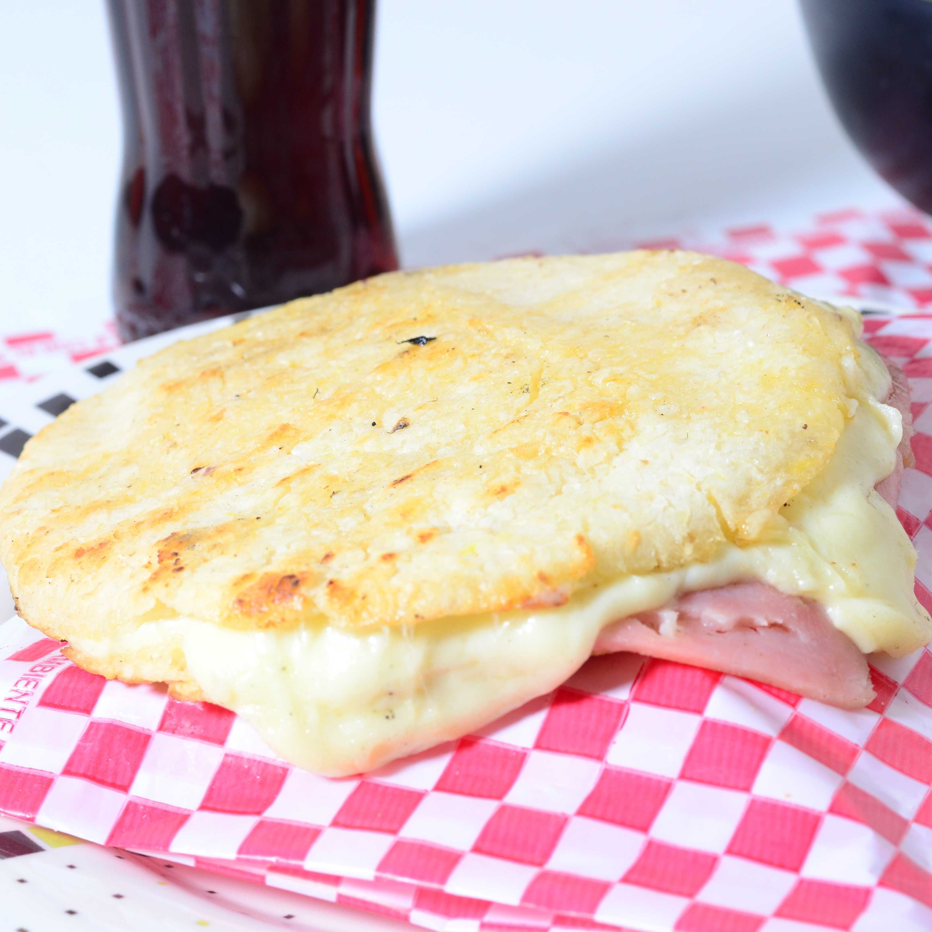 Arepa Queso y Jamón