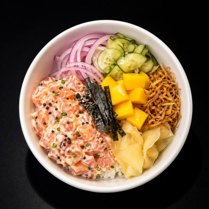 Arroz, salmão cru com cream cheese e cebolinha, cebola-roxa, gengibre, pepino, manga, crispy de alho-poró, nori e geleia de pimenta (400 g).